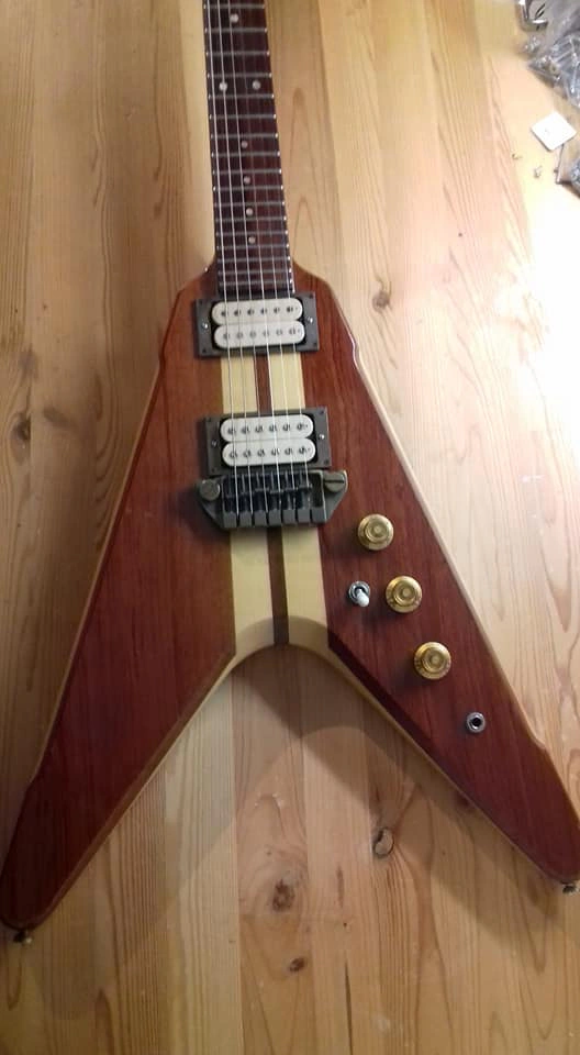 Höfner Venture 1980 – Detailansicht Korpus nach Entlackung – Gitarrenreparatur bei Meißen